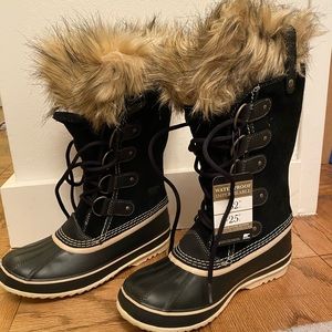 Joan is Arctic Sorel black snow boots w faux fur